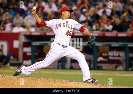 Anaheim, California, USA. 6 Luglio, 2013. Luglio 6, 2013 Anaheim, California: Los Angeles Angeli relief pitcher Ernesto Frieri (49) passi durante il Major League Baseball gioco tra Boston Red Sox e il Los Angeles Angeli a Angel Stadium il 6 luglio 2013 ad Anaheim, in California. Rob Carmell/CSM/Alamy Live News/Alamy Live News Foto Stock