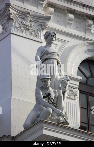 Gli Dei greci le statue della facciata di un edificio pubblico nella città di Panama. Foto Stock