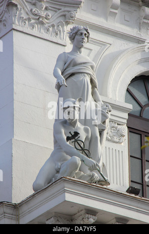 Gli Dei greci le statue della facciata di un edificio pubblico nella città di Panama. Foto Stock