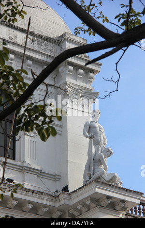 Gli Dei greci le statue della facciata di un edificio pubblico nella città di Panama. Foto Stock