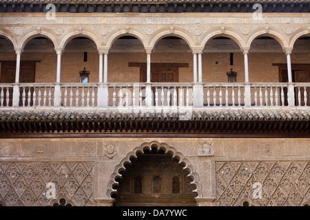 Cortile delle fanciulle (Patio de las Doncellas) nel palazzo di Alcazar di Siviglia, in Andalusia, Spagna. Foto Stock