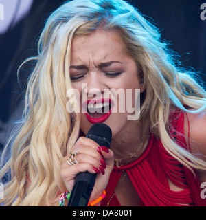 Rita Ora eseguendo sulla fase della piramide presso il festival di Glastonbury 2013. Foto Stock