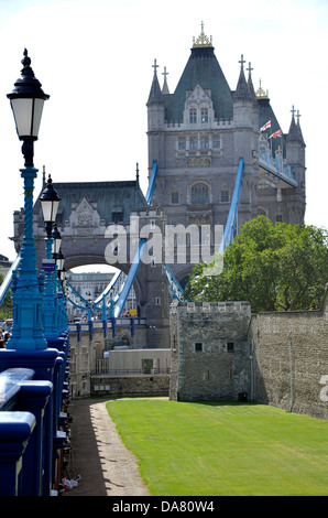 Il Tower Bridge con una vista della Torre di Londra Foto Stock