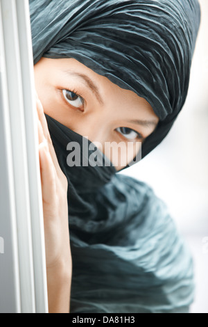 Oriental lady in nero hijab nascondere Foto Stock