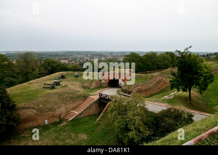 Ridimensionamento e ambiente della Fortezza Petrovaradin il luogo del festival di musica di uscire in Serbia Foto Stock