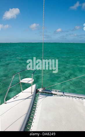 Catamarano sulle acque turchesi di Maurizio Foto Stock