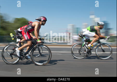 Francoforte, Germania. 07 Luglio, 2013. L'Ironman competizione sportiva a Francoforte in Germania. 7 Luglio, 2013. Più di 2.600 partecipanti prendono parte all'Ironman competizione sportiva a Francoforte in Germania, 7 luglio 2013. Particiaptns da 55 paesi sono in concorrenza su una pista da corsa che include 3,8 chilometri di nuoto, 180 chilometri di ciclismo e 42,195 chilometri di marcia. Credito: dpa picture alliance/Alamy Live News Foto Stock