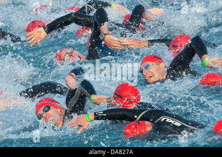 Francoforte, Germania. 07 Luglio, 2013. L'Ironman competizione sportiva a Francoforte in Germania. 7 Luglio, 2013. Più di 2.600 partecipanti prendono parte all'Ironman competizione sportiva a Francoforte in Germania, 7 luglio 2013. Particiaptns da 55 paesi sono in concorrenza su una pista da corsa che include 3,8 chilometri di nuoto, 180 chilometri di ciclismo e 42,195 chilometri di marcia. Credito: dpa picture alliance/Alamy Live News Foto Stock