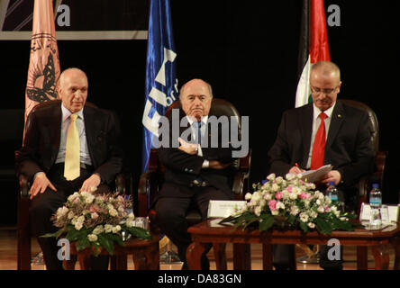 Nablus, West Bank, Territorio palestinese. 7 Luglio, 2013. FIFA presidente Joseph S. Blatter (centro) visite al Najah University in Riva a Ovest della città di Nablus , 7 luglio 2013, Blatter sta visitando le diverse cita nella West Bank durante il suo secondo viaggio nei territori palestinesi. La visita arriva dopo la FIFA del Congresso ha invitato Blatter per migliorare lo stato del gioco in Palestina il mese scorso Credito: Nedal Eshtayah APA/images/ZUMAPRESS.com/Alamy Live News Foto Stock