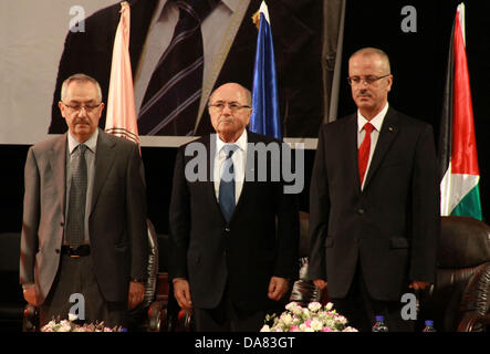 Nablus, West Bank, Territorio palestinese. 7 Luglio, 2013. FIFA presidente Joseph S. Blatter (centro) visite al Najah University in Riva a Ovest della città di Nablus , 7 luglio 2013, Blatter sta visitando le diverse cita nella West Bank durante il suo secondo viaggio nei territori palestinesi. La visita arriva dopo la FIFA del Congresso ha invitato Blatter per migliorare lo stato del gioco in Palestina il mese scorso Credito: Nedal Eshtayah APA/images/ZUMAPRESS.com/Alamy Live News Foto Stock
