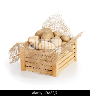 Scatola di legno grezzo di patate su sfondo bianco Foto Stock