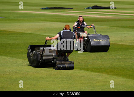 NOTTINGHAM, Inghilterra - Luglio 07: il personale di terra preparare il campo dopo la squadra australiana sessione di allenamento per la prima prova di ceneri corrispondono a Trent Bridge Cricket Ground sulla luglio 07, 2013 a Nottingham, Inghilterra. (Foto di Mitchell Gunn/ESPA) Foto Stock