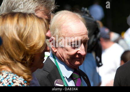 Il 7 luglio 2013. Wimbledon Londra UK. Ex campione di Wimbledon Rod Laver arriva a tutti England Lawn Tennis come Andy Murray si prepara a prendere su Novak Djokovic a uomini del 2013 finale a Wimbledon. Foto Stock