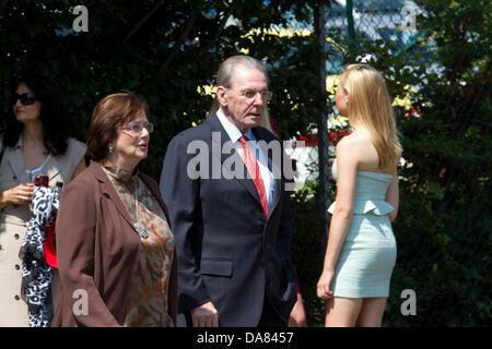 Il 7 luglio 2013. Wimbledon Londra UK. Jacques Rogge Presidente del Comitato Olimpico Internazionale arriva a tutti England Lawn Tennis come Andy Murray si prepara a prendere su Novak Djokovic a uomini del 2013 finale a Wimbledon. Foto Stock