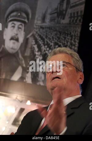 Riga, Lettonia. 07 Luglio, 2013. Il Presidente tedesco Joachim Gauck visita il Museo di occupazione in Riga, Lettonia, 07 luglio 2013. Un ritratto del dittatore sovietico Joseph Stalin si blocca in background. Foto: WOLFGANG KUMM ()/dpa/Alamy Live News Foto Stock