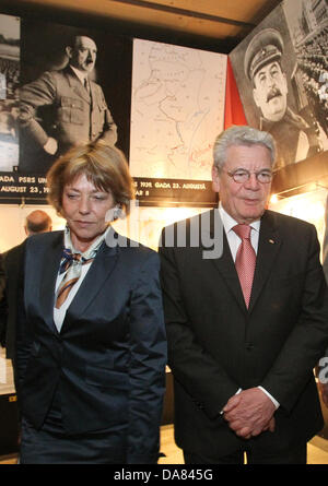 Riga, Lettonia. 07 Luglio, 2013. Il Presidente tedesco Joachim Gauck e la sua compagna Daniela Schadt visita il Museo di occupazione in Riga, Lettonia, 07 luglio 2013. Foto: WOLFGANG KUMM/dpa/Alamy Live News Foto Stock