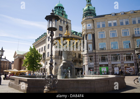 Copenhagen DANIMARCA UE Gammeltorv dominando includono la Caritas e una fontana rinascimentale eretto dal re Christian IV nel 1610 Foto Stock