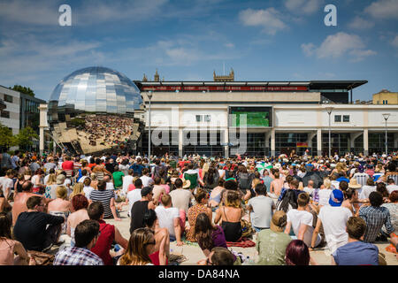 Bristol, Regno Unito. 07 Luglio, 2013. Tifosi accorrono al Millennium Square per guardare Wimbledon uomini singoli finale, come Andy Murray cerca di battere la Serbia il Novak Djokovic a diventare il primo britannico in 77 anni a vincere il titolo di credito: Rob Hawkins/Alamy Live News Foto Stock