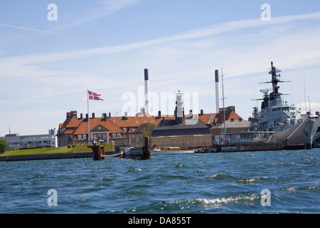 Copenhagen DANIMARCA UE stazione navale Holmen con Nyholm centrale della guardia in primo piano e HDMS Peder Skram (F352) frigate ormeggiati Foto Stock