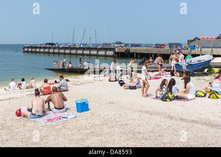 Whitstable, Regno Unito - 7 Luglio 2013: la gente del posto e i turisti godere il sole dal mare in whitstable kent. Credito: CBCK-Christine/Alamy Live News Foto Stock