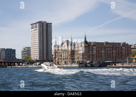 Copenhagen DANIMARCA UE guardando indietro a Kalvebod Brygge waterfront da un canal tour in barca Foto Stock