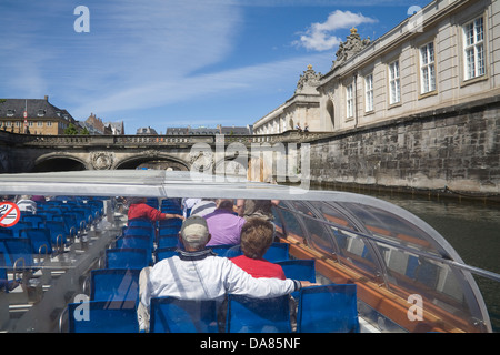 Copenhagen DANIMARCA UE Canal tour barca si avvicina uno dei ponti bassi oltre la città vecchia canal Foto Stock