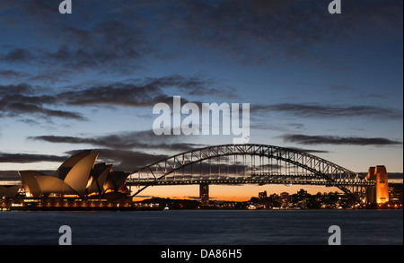 La Sydney Opera House e Harbour Bridge al tramonto, in data 4 aprile 2009. (Adrien Veczan) Foto Stock