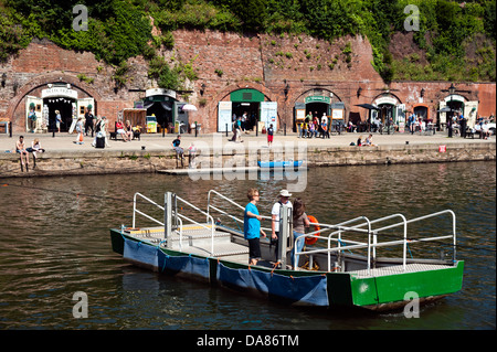 Le persone che attraversano il fiume Exe su un traghetto in banchina, Exeter, Devon, Regno Unito. Foto Stock