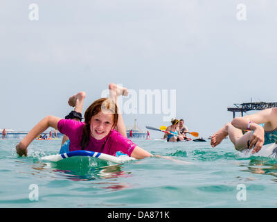 Brighton, Regno Unito. 07 Luglio, 2013. Una gara divertente round Molo Ovest per nulla è possibile paddle a Paddle Round il molo Beach Festival, Brighton, 7 luglio 2013 Foto ©Julia Claxton Credito: Julia Claxton/Alamy Live News Foto Stock