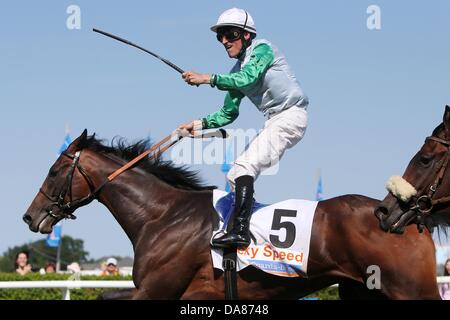 Jockey Andrasch Starke sul cavallo da corsa velocità fortunato celebra la sua vittoria durante la 144Deutsches Derby a Horner Rennbahn ad Amburgo, Germania, 07 luglio 2013. Il galoppo gara è dotato di 500.000 euro. Foto: MALTE CRISTIANI Foto Stock