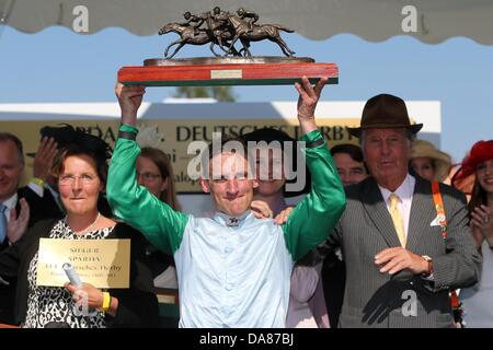 Jockey Andrasch Starke (C) celebra la vittoria di derby tra corsa di cavalli proprietario Ingeborg von Schubert e main sponsor Albert Darboven durante la 144Deutsches Derby a Horner Rennbahn ad Amburgo, Germania, 07 luglio 2013. Il galoppo gara è dotato di 500.000 euro. Foto: MALTE CRISTIANI Foto Stock