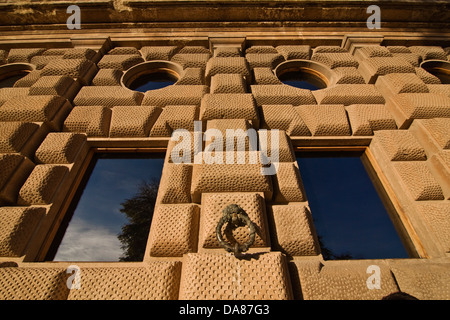 Facciata di un palazzo,Palazzo di Carlo V,( Palacio de Carlos V),riflessioni in windows con sky , nuvole ,albero. Alhambra,Granada. Foto Stock