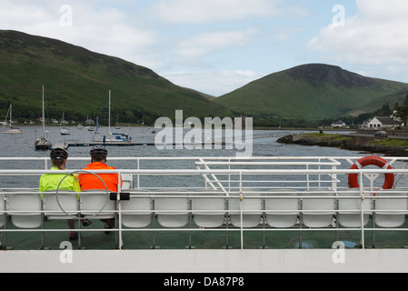 Traghetto in uscita Lochranza su Arran con due ciclisti seduto sul sedile unico Foto Stock