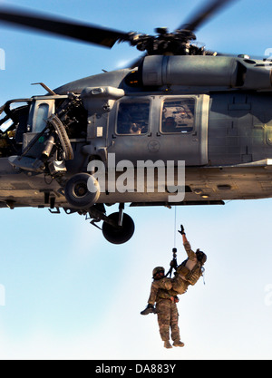 US Army tactical rilevamento esplosivi cani di gestori e di partecipare a corsi di formazione per il salvataggio con pararescueman Giugno 21, 2013 a Bagram Airfield, Afghanistan. Foto Stock