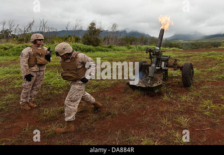 Noi Marines tirare il cordino per innescare un M327 fucile trainato sistema mortaio durante un live fire mortaio esercizio a Schofield Barracks Giugno 25, 2013 a Honolulu, Hawaii. Foto Stock