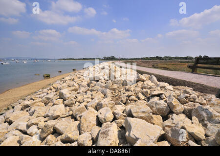 La passerella sul aperto recentemente West Wittering difese - un popolare percorso con i camminatori da Snow Hill per testata est ovest Wittering,.la sua £ 1,8 milioni di euro è stata spesa per sollevare e fortificare West Wittering della parete del mare contro il rischio di alluvione e le violazioni della sicurezza per i prossimi cinquant'anni. Foto Stock