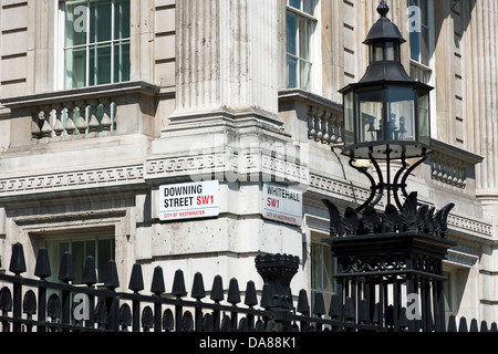 Downing Street e Whitehall targhette a parete Foto Stock