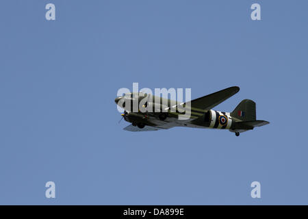Ingleton, UK. 7 Luglio, 2013. Battaglia di Bretagna Dakota, piano, ww2, aereo, storico, seconda guerra mondiale, volo, Inghilterra, volo, volare, guerra, aeromobili militari RAF Battaglia di Bretagna Flypast a Ingleton's 1940's weekend quando Ingleton divenne il Tedesco Francese occupato città mercato di La Chapell-De-Marais liberata dal re-enactors. Foto Stock