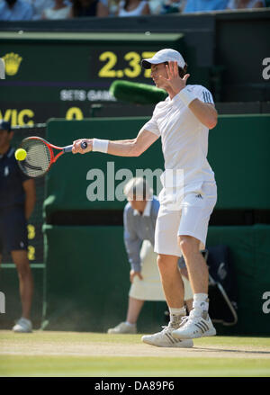 Il torneo di Wimbledon, Londra, Regno Unito. 7 Luglio, 2013. Il torneo di Wimbledon Tennis Championships 2013 tenutosi presso il All England Lawn Tennis e Croquet Club di Londra, Inghilterra, Regno Unito. Andy Murray (GBR) [2] anom. Novak Djokovic (SRB) [1] sul Centre Court. Singolo maschile - finale. Credito: Duncan Grove/Alamy Live News Foto Stock