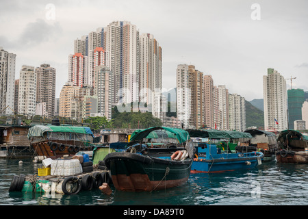 Barche da pesca nel porto di Aberdeen, Hong Kong Foto Stock