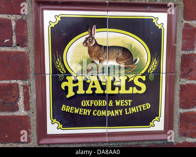 Halls Oxford & west Brewery Co Ltd segno rivestito di piastrelle su un vecchio pub esterno, ora una casa in High St, Dorchester on Thames OX10 7HH Foto Stock