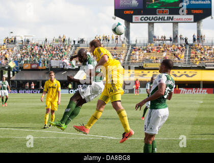 Columbus, OH, Stati Uniti d'America. 7 Luglio, 2013. Luglio 07, 2013: Columbus Crew Chad Marshall (14) e Portland legnami Darlington Nagbe (6) tentare una testata a sfera nel primo semestre durante il Major League Soccer match tra i legnami di Portland e il Columbus Crew at Columbus Crew Stadium di Columbus, OH Credito: csm/Alamy Live News Foto Stock