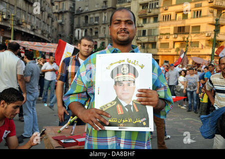 Il Cairo, il Cairo, Egitto. 7 Luglio, 2013. I dimostranti egiziani prendere parte ad una manifestazione contro il Presidente Usa Barack Obama del Cairo piazza Tahrir, il 7 luglio 2013. Gli avversari di Egitto il deposto presidente islamista Mohamed Morsi confezionati Piazza Tahrir in decine di migliaia per mostrare al mondo la sua estromissione non è stato un colpo di stato militare ma la riflessione della volontà popolare. In scena due giorni dopo i raduni islamici esplosa in spargimenti di sangue, la protesta è venuto come una coalizione che ha sostenuto l'azione militare per rovesciare Morsi secondo come riferito ha convenuto di assegnare un nome a un tecnocrate come premier (credito Immagine: © Ahmed Asad/immagini APA/ZUM Foto Stock