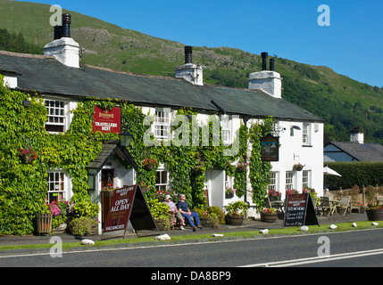 Giovane seduto fuori i viaggiatori resto pub, vicino a Grasmere, Parco Nazionale del Distretto dei Laghi, cumbria, England Regno Unito Foto Stock