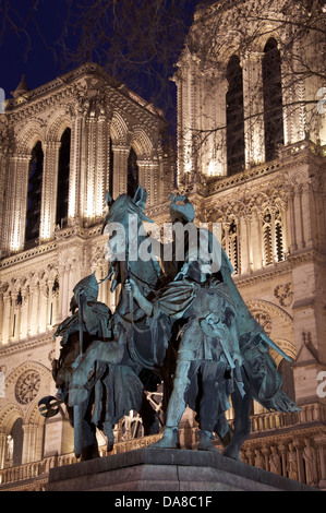 I punti di riferimento della Francia. Questa statua in bronzo di Carlo Magno (noto anche come Carlo il Grande) è situato di fronte alla cattedrale di Notre Dame a Parigi. Foto Stock