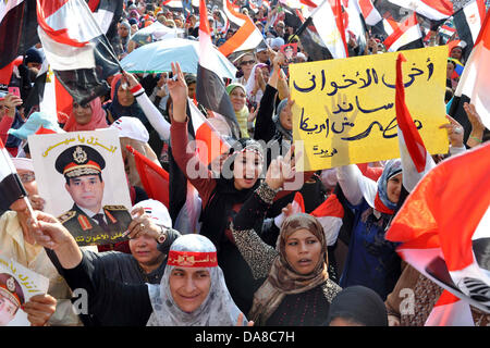 Il Cairo, il Cairo, Egitto. 7 Luglio, 2013. I dimostranti egiziani prendere parte ad una manifestazione contro il Presidente Usa Barack Obama del Cairo piazza Tahrir, il 7 luglio 2013. Gli avversari di Egitto il deposto presidente islamista Mohamed Morsi confezionati Piazza Tahrir in decine di migliaia per mostrare al mondo la sua estromissione non è stato un colpo di stato militare ma la riflessione della volontà popolare. In scena due giorni dopo i raduni islamici esplosa in spargimenti di sangue, la protesta è venuto come una coalizione che ha sostenuto l'azione militare per rovesciare Morsi secondo come riferito ha convenuto di assegnare un nome a un tecnocrate come premier (credito Immagine: © Ahmed Asad/immagini APA/ZUM Foto Stock