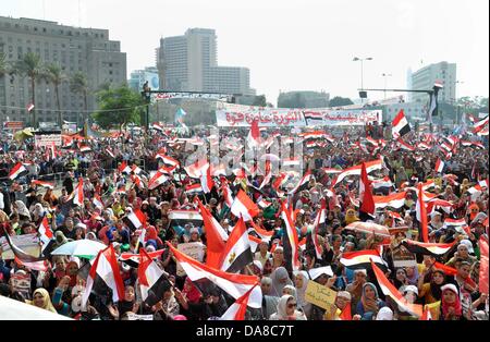 Il Cairo, il Cairo, Egitto. 7 Luglio, 2013. I dimostranti egiziani prendere parte ad una manifestazione contro il Presidente Usa Barack Obama del Cairo piazza Tahrir, il 7 luglio 2013. Gli avversari di Egitto il deposto presidente islamista Mohamed Morsi confezionati Piazza Tahrir in decine di migliaia per mostrare al mondo la sua estromissione non è stato un colpo di stato militare ma la riflessione della volontà popolare. In scena due giorni dopo i raduni islamici esplosa in spargimenti di sangue, la protesta è venuto come una coalizione che ha sostenuto l'azione militare per rovesciare Morsi secondo come riferito ha convenuto di assegnare un nome a un tecnocrate come premier (credito Immagine: © Ahmed Asad/immagini APA/ZUM Foto Stock