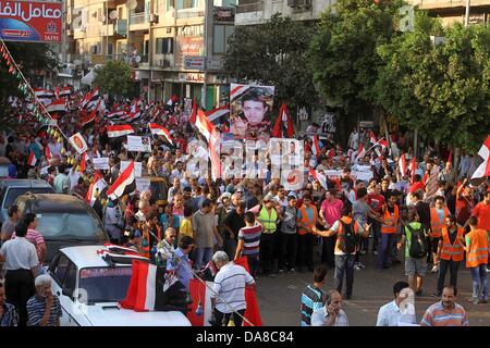 Il Cairo, il Cairo, Egitto. 7 Luglio, 2013. I dimostranti egiziani prendere parte ad una manifestazione contro il Presidente Usa Barack Obama del Cairo piazza Tahrir, il 7 luglio 2013. Gli avversari di Egitto il deposto presidente islamista Mohamed Morsi confezionati Piazza Tahrir in decine di migliaia per mostrare al mondo la sua estromissione non è stato un colpo di stato militare ma la riflessione della volontà popolare. In scena due giorni dopo i raduni islamici esplosa in spargimenti di sangue, la protesta è venuto come una coalizione che ha sostenuto l'azione militare per rovesciare Morsi secondo come riferito ha convenuto di assegnare un nome a un tecnocrate come premier (credito Immagine: © Ahmed Asad/immagini APA/ZUM Foto Stock