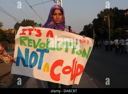 Il Cairo, il Cairo, Egitto. 7 Luglio, 2013. I dimostranti egiziani prendere parte ad una manifestazione contro il Presidente Usa Barack Obama del Cairo piazza Tahrir, il 7 luglio 2013. Gli avversari di Egitto il deposto presidente islamista Mohamed Morsi confezionati Piazza Tahrir in decine di migliaia per mostrare al mondo la sua estromissione non è stato un colpo di stato militare ma la riflessione della volontà popolare. In scena due giorni dopo i raduni islamici esplosa in spargimenti di sangue, la protesta è venuto come una coalizione che ha sostenuto l'azione militare per rovesciare Morsi secondo come riferito ha convenuto di assegnare un nome a un tecnocrate come premier (credito Immagine: © Ahmed Asad/immagini APA/ZUM Foto Stock