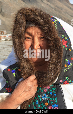 Donna Inuit del Grise Fjord in abiti tradizionali. Isola Ellsmere, Canada Foto Stock